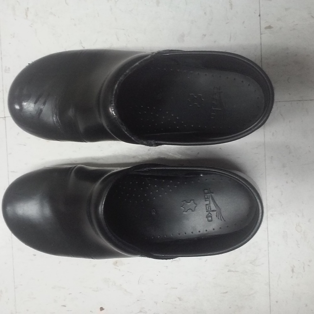 Danskos size 42. Will fit size 10 or 11 foot